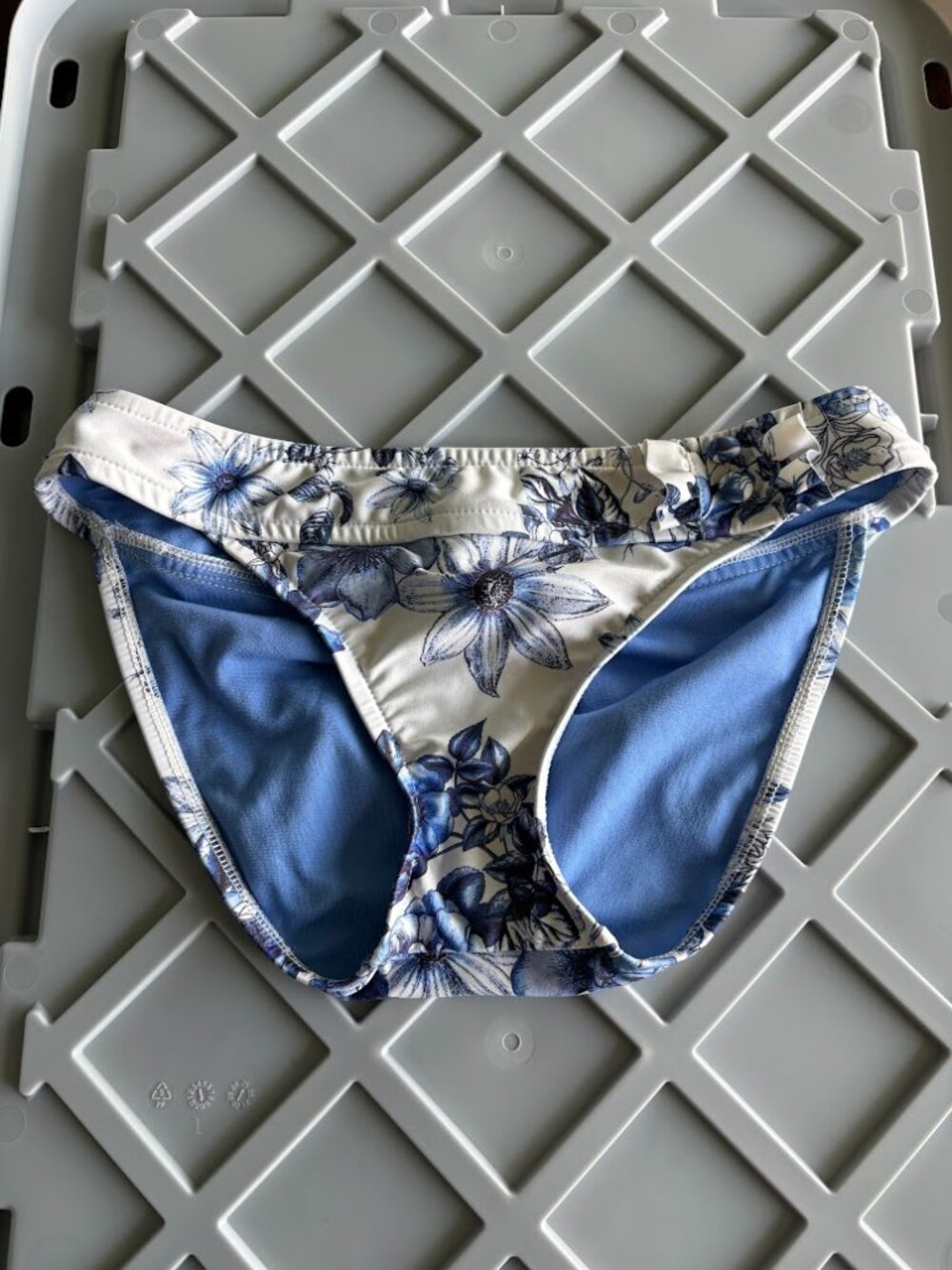 Low-Rise Bikini Bottoms w/ White & Blue Flower Print Size XS